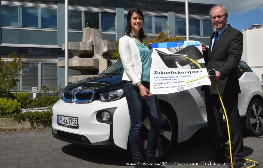 Laden zum Zukunftskongress „Klimafreundliche (E-)Mobilität im ländlichen Raum“ am Dienstag, 14. Juni, ab 18 Uhr, im Berufskolleg Schloß Neuhaus ein: Landrat Manfred Müller und Klimaschutzmanagerin Désirée Hückelheim. (Foto: Amt für Presse- und Öffentlichkeitsarbeit, Kreis Paderborn, Anna-Sophie Schindler)