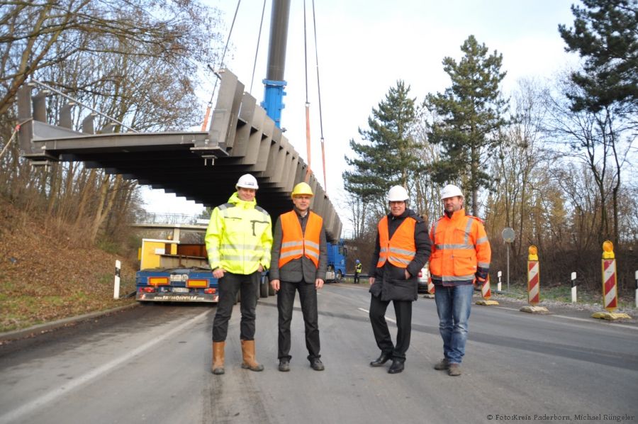 Beobachteten das Einsetzen der Brücke: Von links nach rechts: Dipl.-Ing. André Rehse von Wilhelm Scheidt Bauunternehmung GmbH, Baudezernent Martin Hübner, Landrat Manfred Müller, Dipl.-Ing. Stefan Uhlig von Bockermann + Fritze IngenieurConsult GmbH - Bildnachweis: Kreis Paderborn, Michael Rüngeler