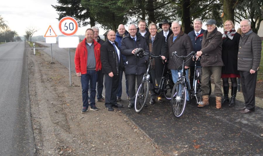 Auf fahrradtechnischer Sicht kann die Landesgartenschau kommen (von links nach rechts): Ottmar Scharfen, Mitglied des Ausschusses für Wirtschaft, Bau und Verkehr (WBV), Gerald Hoffmann (Ingenieure Hoffmann und Stakemeier), Bad Lippspringes Bürgermeister Herr Andreas Bee, Christoph Steinhagen (Firma Steinhagen), Landrat Manfred Müller, Leonard Tölle, Stadt Bad Lippspringe, Christoph Schön, Vorsitzender des WBV, Leo Riske (Anlieger),  Klaus Zündorf, Mitglied des WBV und Anlieger, Martin Koke, WVB, Anton Niewels, Anlieger, Kerstin Haarmann vom WBV, Wolfgang Sokol vom WBV Foto: Kreis Paderborn, Michael Rüngeler Auf fahrradtechnischer Sicht kann die Landesgartenschau kommen (von links nach rechts): Ottmar Scharfen, Mitglied des Ausschusses für Wirtschaft, Bau und Verkehr (WBV), Gerald Hoffmann (Ingenieure Hoffmann und Stakemeier), Bad Lippspringes Bürgermeister Herr Andreas Bee, Christoph Steinhagen (Firma Steinhagen), Landrat Manfred Müller, Leonard Tölle, Stadt Bad Lippspringe, Christoph Schön, Vorsitzender des WBV, Leo Riske (Anlieger),  Klaus Zündorf, Mitglied des WBV und Anlieger, Martin Koke, WVB, Anton Niewels, Anlieger, Kerstin Haarmann vom WBV, Wolfgang Sokol vom WBV Foto: Kreis Paderborn, Michael Rüngeler