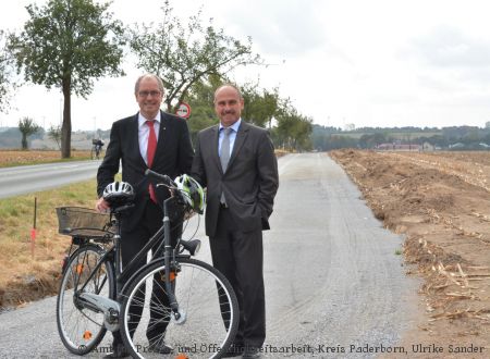 Mit dem neuen Rad-Gehweg gelingt ein Lückenschluss: (von links nach rechts) Landrat Manfred Müller und Bad Lippspringes Bürgermeister Andreas Bee informieren sich über den Stand der Arbeiten (Foto: Amt für Presse- und Öffentlichkeitsarbeit, Kreis Paderborn, Ulrike Sander)