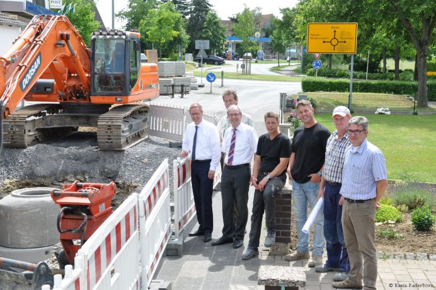 Die Arbeiten liegen voll im Plan, das Kreisschützenfest kann kommen – (von links nach rechts) Salzkottens Bürgermeister Ulrich Berger, Kreisschützenkönig Michael Wessel in 2016, Landrat Manfred Müller, Hartwig Montag, Carsten Bartels und Thomas Fräse von der ausführenden Firma Montag, Thomas Dresbur, Stadtwerke Salzkotten (Foto: Kreis Paderborn)