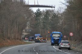 Hier schwebt das Brückenbauelement noch hoch über den Bäumen - Bildnachweis: Kreis Paderborn, Michael Rüngeler