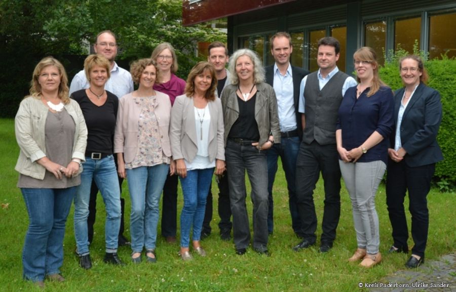 Team der Psychologischen Beratungsstelle für Schule, Jugend und Familie, Regionale Schulberatungsstelle - von links nach rechts: Annette Baur, Sabine Kramm, Nils Schütte, Kirsten Zünkler, Cornelia Wiesing, Birgit Eversmann, Quirin Huber, Martina Gröblinghoff, Andreas Neuhaus, Carsten Schulz, Sabrina Chodura, Susanne Fitzner, Leiterin der Psychologischen Beratungsstelle (Foto: © Kreis Paderborn, Ulrike Sander)  Team der Psychologischen Beratungsstelle für Schule, Jugend und Familie, Regionale Schulberatungsstelle - von links nach rechts: Annette Baur, Sabine Kramm, Nils Schütte, Kirsten Zünkler, Cornelia Wiesing, Birgit Eversmann, Quirin Huber, Martina Gröblinghoff, Andreas Neuhaus, Carsten Schulz, Sabrina Chodura, Susanne Fitzner, Leiterin der Psychologischen Beratungsstelle (Foto: © Kreis Paderborn, Ulrike Sander)