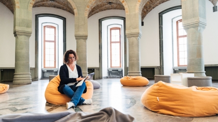 Der ehemalige „Obergruppenführersaal“ im Nordturm der Wewelsburg. Die orangefarbenen Sitzkissen dienen dazu, dem Ort alles „Mystische“ zu nehmen (Foto: ©Kreismuseum Wewelsburg, André Heinermann)