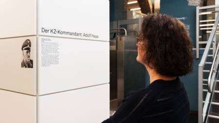 Dem Bäcker Adolf Haas bot die SS alles, was er sich vorstellen konnte: Macht, Wohlstand und Karriere. Dafür war Haas zu allem bereit. Bei einer öffentlichen Führung am Sonntag, 28. April um 15 Uhr durch die Ausstellung des Kreismuseums Wewelsburg erfahren Interessierte auch, dass der Terror ein bürgerliches Gesicht hatte. Treffpunkt für die Führung ist das Eingangsfoyer in der Erinnerungs- und Gedenkstätte Wewelsburg 1933 – 1945 am Vorplatz der Wewelsburg.  Trotz geringer Bildung stieg Haas in Himmlers so genannter Elitetruppe auf, wurde zum Kommandant des Konzentrationslagers Wewelsburg (1940 – 1943) und Bergen-Belsen (1943 – 1944). Gewaltbereitschaft und Gehorsam ebneten ihm den Weg. Er scherte sich kaum um die Versorgung der Häftlinge oder die Haftbedingungen der Inhaftierten. Verantwortlich ist Haas für den Tod Tausender Menschen. Einige wenige verschonte er, solange sie für ihn malten, Kunsthandwerk fertigten oder musizierten. In der Dauerausstellung „Ideologie und Terror der SS“ in Wewelsburg werden Biographien von SS-Männern wie Adolf Haas gezeigt, um letztlich die Frage zu beantworten, wie aus „ganz normalen“ Menschen Massenmörder werden konnten.   Bei der Dauerausstellung „Ideologie und Terror der SS“ handelt es sich um die einzige museale Gesamtdarstellung der Geschichte und Verbrechen der SS. Präsentiert werden sowohl die ideologischen Grundlagen der Schutzstaffel, als auch deren radikale und verbrecherische Konsequenzen. Die Ausstellung befindet sich in den historischen Räumen des ehemaligen SS-Wachgebäudes. Viele hochwertige, originale Exponate, wie etwa ein Taschenkalender Heinrich Himmlers, KZ-Barackenwände oder Häftlingskleidung, sind zu sehen.   Die öffentliche Führung dauert rund zwei Stunden. Die Teilnahme kostet pro Person 3 Euro. Karten können vor Ort oder online auf wewelsburg.de erworben werden.