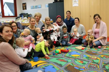 Auf dem Bild sind junge Mütter mit ihren Babys zu sehen, die sich einmal die Woche zum Austausch treffen