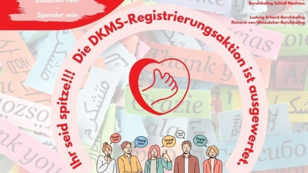 Im Kampf gegen Blutkrebs braucht es Zivilcourage. Alle zwölf Minuten erkrankt in Deutschland ein Mensch an Blutkrebs, darunter etliche Kinder und Jugendliche. Für die Menschen, die weltweit an dieser tückischen Krankheit leiden und auf Hoffnung warten, haben sich 1.138 Jugendliche und Erwachsene jetzt als potentielle Stammzellenspenderinnen und -spender in die Deutsche Knochenmarkspenderdatei der DKMS aufnehmen lassen.  Zur breitangelegten Registrierungsaktion aufgerufen hatten die sechs Berufskollegs des Kreises Paderborn gemeinsam mit der „Realschule In der Südstadt“ in Paderborn. Angesprochen war neben den Schülerinnen und Schülern vor Ort auch die breite Öffentlichkeit.   Bereits seit 20 Jahren führt das Ludwig-Erhard-Berufskolleg Typisierungsaktionen dieser Art durch. „Bisher zählten wir 10.800 Registrierungen, aus denen in der Vergangenheit tatsächlich 213 Spenderinnen und Spender hervorgingen. Ab sofort können wir von mehr als 11.900 Registrierungen sprechen“, zeigt sich Rene Weitzenbürger, stellvertretender Schulleiter des Ludwig-Erhard-Berufskollegs und Initiator der Aktion, mehr als begeistert. „Eine Zusammenarbeit mit Schulen und Kollegs eignet sich besonders gut, weil man so schnell und unkompliziert eine große Menge junger Menschen erreichen kann“, weiß Weitzenbürger aus langjähriger Erfahrung und möchte deshalb auch weitere Schulen motivieren, auf den Zug aufzuspringen.  „Ich bin stolz auf die vielen Menschen aus der Region, die durch diesen ersten Schritt der Typisierung ihre Bereitschaft signalisieren, im Ernstfall ein Menschenleben zu retten“, betont Landrat Christoph Rüther. Sabine Kramm, stellvertretende Bürgermeisterin der Stadt Paderborn, motivierte im Rahmen der Auftaktveranstaltung die Schülerschaft: „Schulen sind Orte, die Menschen auf das Leben vorbereiten. Dazu gehört auch das Hinsehen, wenn es anderen Menschen schlecht geht.“  Die Aktion wurde besonders von Schülerinnen und Schülern der „Realschule In der Südstadt“ unterstützt: Durch einen Sponsorenlauf sammelten sie über 12.800 Euro für die DKMS. Eine wertvolle Unterstützung, denn jede Registrierung kostet 50 Euro. Tragen müssen diese Kosten aber nicht die potentiellen StammzellenspenderInnen selbst. „Eine Registrierung als Stammzellspender:in ist eine freiwillige Leistung. Ebenso freiwillig ist es für jede:n neue:n Spender:in, die Kosten von 50 Euro für die Registrierung selbst zu übernehmen“, so die Information auf der Internetseite der DKMS. „Grundsätzlich gilt: wir freuen uns über jede freiwillige Spende. Denn jeder Euro hilft uns, noch mehr zweite Lebenschancen zu ermöglichen“. 