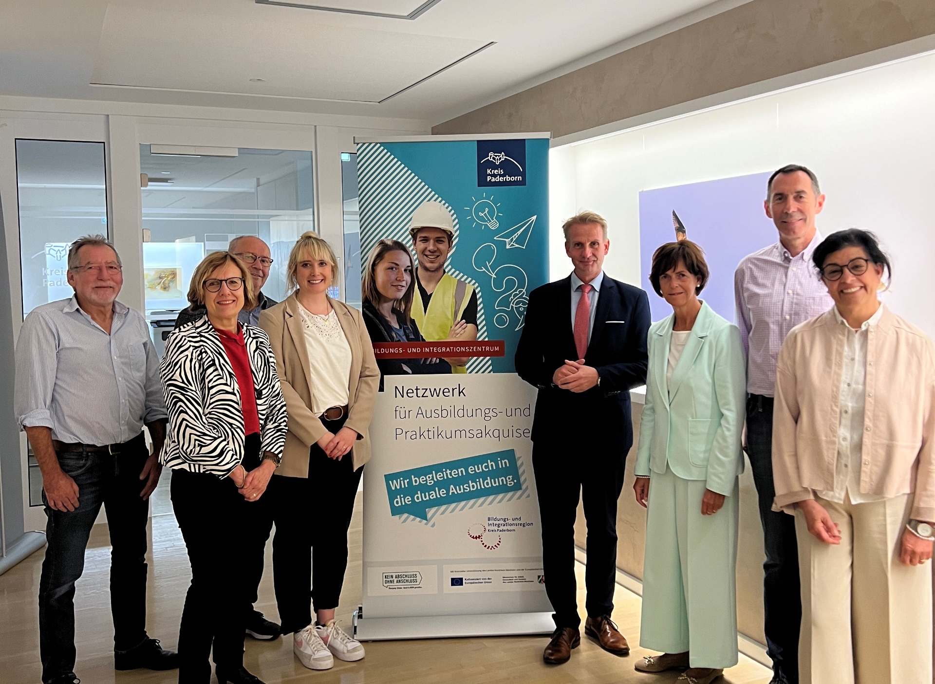 Dr. Jens Stuhldreier und Eva-Maria Tomczak informieren sich über das Angebot der Ausbildungsakquisiteure. V.l.: Friedrich Schäfers (Akquisiteur), Eva-Maria Tomczak (G.I.B.), Manfred Pietsch (Akquisiteur), Katharina Möller (Bildungs- und Integrationszentrum Kreis Paderborn), Dr. Jens Stuhldreier (MAGS), Petra Münstermann (Geschäftsführung Übergang Schule Beruf, Bildungs- und Integrationszentrum Kreis Paderborn), Michael Theobald (Akquisiteur), Modjgan Birdardel (Akquisiteurin).  Ausbildungsakquisiteure stellen MAGS ihr einzigartiges Konzept vor