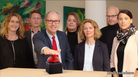 Landrat Manfred Müller drückt den Startknopf für mehr Hilfe bei Alter und Pflege – Stephanie Neumann vom Caritasverband im Dekanat Büren e.V., Günther Agethen vom Sozialamt des Kreises Paderborn, Landrat Manfred Müller, Ulla Hoentgesberg von der AWO Kreisverband Paderborn e.V., Margot Becker vom Sozialamt des Kreises Paderborn, Patrick Wilk vom Caritasverband Paderborn e.V., Vanessa Kamphemann von der Diakonie Paderborn-Höxter e.V.  Landrat Manfred Müller drückt auf den Startknopf für das neue Beratungsangebot