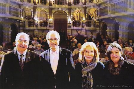 Im Teatro Scientifico in Mantua: Mantuas Bürgermeister Nicola Sadano (von links), Landrat Manfred Müller, Ornella van Tongern vom Freundeskreis Mantua und Dorothea Frintrop-Bechthold, Schulleiterin des Gymnasiums Theodorianum. (Foto: Freundeskreis Mantua)