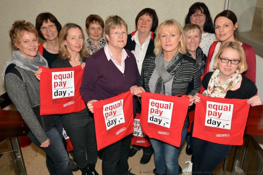 Laden zum Equal Pay Day ein (von links nach rechts): Rita Köllner (Gleichstellungsbeauftragte Stadt Delbrück), Dorothee Brünger (Mitglied des kfd-Diözesanleitungsteams), Dagmar Drüke (Gleichstellungsbeauftragte Stadt Paderborn), Marietheres Jürgens (Gleichstellungsbeauftragte Stadt Bad Wünnenberg), Rita Junker (Gleichstellungsbeauftragte Stadt Lichtenau), Marita Melzer (kfd-Diözesanreferentin), Irene Lossin (Gleichstellungsbeauftragte Gemeinde Hövelhof), Elisabeth Rüsing (Gleichstellungsbeauftragte Gemeinde Borchen), Eva Bambeck (Gleichstellungsbeauftragte Stadt Büren),  (Gleichstellungsbeauftragte Kreis Paderborn) und Manuela Fischer (Gleichstellungsbeauftragte Stadt Bad Lippspringe). Es fehlen Uta Fechler (Mitglied des kfd-Diözesanleitungsteams) und Andrea Schlichting (Gleichstellungsbeauftragte Stadt Salzkotten) . (Foto: Amt für Presse- und Öffentlichkeitsarbeit, Kreis Paderborn, Anna-Sophie Schindler)  Laden zum Equal Pay Day ein (von links nach rechts): Rita Köllner (Gleichstellungsbeauftragte Stadt Delbrück), Dorothee Brünger (Mitglied des kfd-Diözesanleitungsteams), Dagmar Drüke (Gleichstellungsbeauftragte Stadt Paderborn), Marietheres Jürgens (Gleichstellungsbeauftragte Stadt Bad Wünnenberg), Rita Junker (Gleichstellungsbeauftragte Stadt Lichtenau), Marita Melzer (kfd-Diözesanreferentin), Irene Lossin (Gleichstellungsbeauftragte Gemeinde Hövelhof), Elisabeth Rüsing (Gleichstellungsbeauftragte Gemeinde Borchen), Eva Bambeck (Gleichstellungsbeauftragte Stadt Büren),  (Gleichstellungsbeauftragte Kreis Paderborn) und Manuela Fischer (Gleichstellungsbeauftragte Stadt Bad Lippspringe). Es fehlen Uta Fechler (Mitglied des kfd-Diözesanleitungsteams) und Andrea Schlichting (Gleichstellungsbeauftragte Stadt Salzkotten) . (Foto: Amt für Presse- und Öffentlichkeitsarbeit, Kreis Paderborn, Anna-Sophie Schindler)