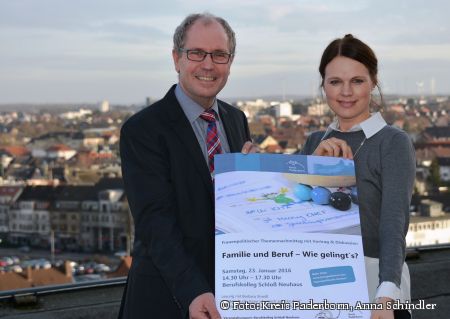 Landrat Manfred Müller und  Gleichstellungbeauftragte Elisabeth Voigtländer freuen sich auf eine Diskussion zum Thema Vereinbarkeit von Beruf und Familie am Samstag, 23. Januar, im Berufskolleg Schloß Neuhaus. (Foto: Kreisverwaltung Paderborn) 