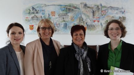 Von links nach rechts: , Gleichstellungsbeauftragte des Kreises Paderborn, Annette Mühlenhoff, Leiterin der Servicestelle Wirtschaft, Claudia Schäfer, Servicestelle Wirtschaft, Nicola Sieksmeier, Kompetenzzentrum Frau und Beruf OWL (Foto: Kreis Paderborn)