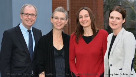 Neue Vereinbarkeit von Beruf und Familie: Sie warben für ein chancengleiches Miteinander – von links nach rechts - Landrat Manfred Müller, Moderatorin Stefani Josephs, Autorin Barbara Streidl, , Gleichstellungsbeauftragte des Kreises Paderborn, beim themenpolitischen Frauennachmittag (Foto: Amt für Presse- und Öffentlichkeitsarbeit, Kreis Paderborn, Anna-Sophie Schindler) Neue Vereinbarkeit von Beruf und Familie: Sie warben für ein chancengleiches Miteinander – von links nach rechts - Landrat Manfred Müller, Moderatorin Stefani Josephs, Autorin Barbara Streidl, , Gleichstellungsbeauftragte des Kreises Paderborn, beim themenpolitischen Frauennachmittag (Foto: Amt für Presse- und Öffentlichkeitsarbeit, Kreis Paderborn, Anna-Sophie Schindler)