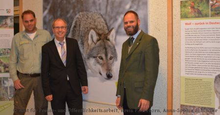 Der Wolf ist zurück in Deutschland. Eine Ausstellung im Foyer des Kreishauses zeigt, wie Mensch und Wolf zusammen leben können: Jan Preller vom Waldinformationszentrum Hammerhof des Regionalforstamtes Hochstift (von links), Landrat Manfred Müller und Roland Schockemöhle, Leiter des Regionalforstamtes Hochstift. (Foto: Amt für Presse- und Öffentlichkeitsarbeit, Kreis Paderborn, Anna-Sophie Schindler) 