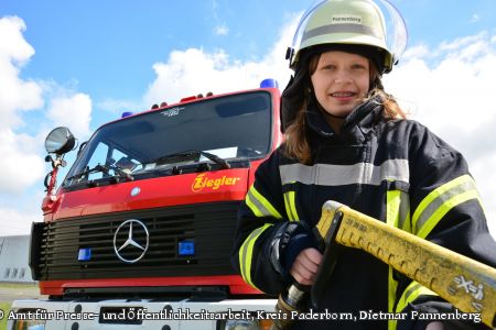 Fühlt sich wie eine Feuerwehrfrau: Jule Pannenberg schaut sich am Girl´s und Boy´s Day die Arbeit der Kreisfeuerwehrzentrale und der Leitstelle in Ahden an. (Foto: Amt für Presse- und Öffentlichkeitsarbeit, Kreis Paderborn, Dietmar Pannenberg) 
