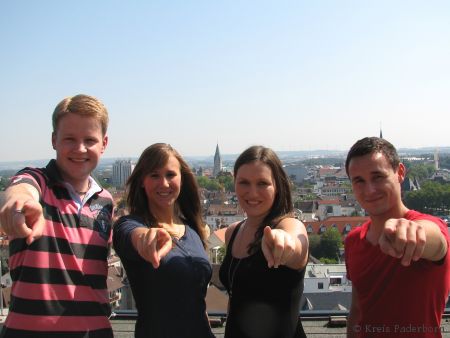 Auszubildende grüßen vom Dach des Kreises Paderborn (Foto: Kreis Paderborn)