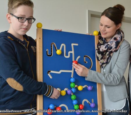 Beruf und Familie vereinbaren: Christian Kloster schaut sich am Girl´s und Boy´s Day die Arbeit von Gleichstellungsbeauftragten Elisabeth Voigtländer an, dazu gehört auch der Aufbau eines Eltern-Kind-Büros im Kreishaus. (Foto:  Amt für Presse- und Öffentlichkeitsarbeit, Kreis Paderborn, Anna-Sophie Schindler) 