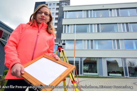 Theresa Keuter verbrachte einen Tag im Katasteramt und probierte Vermessungsinstrumente aus. (Foto:  Amt für Presse- und Öffentlichkeitsarbeit, Kreis Paderborn, Dietmar Pannenberg)