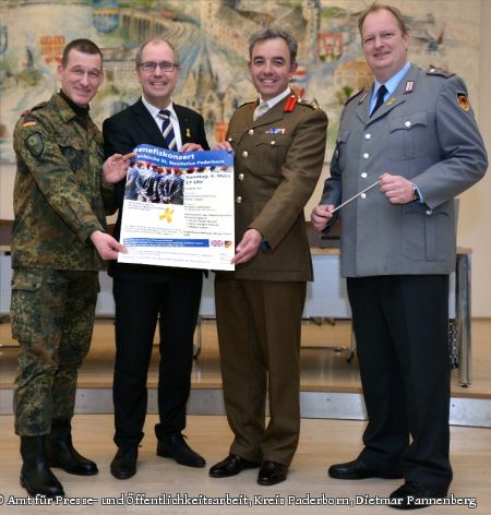 Mit Solidarität im Herzen (von links nach rechts) Kai-Ronald Rohrschneider (General), Manfred Müller (Landrat des Kreises Paderborn), Ian Mortimer (Brigadier), Gregor Hüllmann (Hauptgefreiter der Reserve) laden zum Benefizkonzert ein (Foto: Amt für Presse- und Öffentlichkeitsarbeit, Kreis Paderborn, Dietmar Pannenberg)