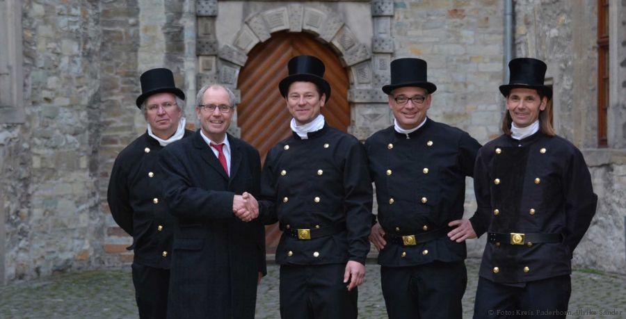 Landrat Manfred Müller (2. von links) gratuliert Schornsteinfeger Rüdiger Kamp (3.von links) zum Amt als bevollmächtigter Bezirksschornsteinfeger in Salzkotten II. Georg Peter (links) hat den Kehrbezirk Ende September abgegeben. Walter Babel (rechts) hat ihn bis Ende des Jahres 2015 vertreten. Olaf Meiners (rechts) ist Vorsitzender der Kreisvereinigung Paderborn (Foto: Kreis Paderborn, Ulrike Sander) 