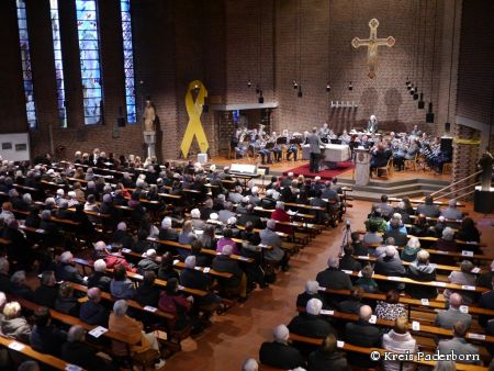 Der Reservistenmusikzug Weser-Lippe im Hochaltar der vollbesetzten St. Bonifatiuskirche spielte sich in die Herzen der Zuhörer (Foto: Kreis Paderborn)