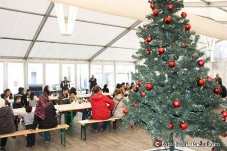 Landrat Manfred Müller: „Weihnachten ist ein Fest christlichen Ursprungs, aber auch ein traditionelles Fest der deutschen Gesellschaft und der deutschen Kultur“: Weihnachten in der kreiseigenen Notunterkunft für Flüchtlinge (Foto: Kreis Paderborn)