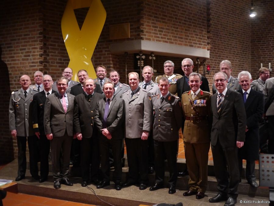 Ein Teil der Ehrengäste (v.l.n.r.) vor der Gelben Schleife, setzen gemeinsam ein Zeichen der Solidarität, darunter: Stabsfeldwebel der Reserve David Lohse (Kreisvorsitzender Kreisgruppe Höxter / Paderborn, 1. v.l.), Bürgermeister Michael Dreier (Paderborn, 4. v.l.)  Oberstleutnant der Reserve Christian Faul (Vizepräsident Reservistenverband, 6. v.l.), Rainer Graf Praschma (Vorsitzender Freundeskreis Panzerbrigade 21, 7. vl.), Oberst der Reserve Bernd Ehlebracht (Leiter Bezirksverbindungskommando Detmold, 10. v.l.), Hauptgefreiter der Reserve Gregor Hüllmann (Dirigent, Mitte), Oberstleutnant der Reserve Thomas Büring (Bezirksvorsitzender Detmold, 8. v.r.), Brigadegeneral Kai Ronald Rohrschneider (Kommandeur Panzerbrigade 21, 6. v.r.), Thomas Stolz (Pfarrer St. Bonifatius, 5. v.r.), Brigadier Ian Mortimer (Kommandeur 20th Armoured Brigade, 4. v.r.), Manfred Müller (Landrat Kreis Paderborn, 2. v.r.) (Foto: Kreis Paderborn) Ein Teil der Ehrengäste (v.l.n.r.) vor der Gelben Schleife, setzen gemeinsam ein Zeichen der Solidarität, darunter: Stabsfeldwebel der Reserve David Lohse (Kreisvorsitzender Kreisgruppe Höxter / Paderborn, 1. v.l.), Bürgermeister Michael Dreier (Paderborn, 4. v.l.)  Oberstleutnant der Reserve Christian Faul (Vizepräsident Reservistenverband, 6. v.l.), Rainer Graf Praschma (Vorsitzender Freundeskreis Panzerbrigade 21, 7. vl.), Oberst der Reserve Bernd Ehlebracht (Leiter Bezirksverbindungskommando Detmold, 10. v.l.), Hauptgefreiter der Reserve Gregor Hüllmann (Dirigent, Mitte), Oberstleutnant der Reserve Thomas Büring (Bezirksvorsitzender Detmold, 8. v.r.), Brigadegeneral Kai Ronald Rohrschneider (Kommandeur Panzerbrigade 21, 6. v.r.), Thomas Stolz (Pfarrer St. Bonifatius, 5. v.r.), Brigadier Ian Mortimer (Kommandeur 20th Armoured Brigade, 4. v.r.), Manfred Müller (Landrat Kreis Paderborn, 2. v.r.) (Foto: Kreis Paderborn)