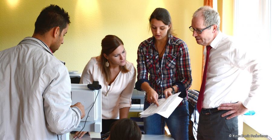 Ende August richtete der Kreis Paderborn als erster Kreis eine eigene Registrierungsstelle ein: Landrat Manfred Müller (rechts im Bild) machte sich ein Bild vor Ort. Jessica Gaber und Carina Deuke (von links nach rechts) von der Paderborner Kreisverwaltung gehörten dem „Registrierungsteam“ an. (Foto: Kreis Paderborn)