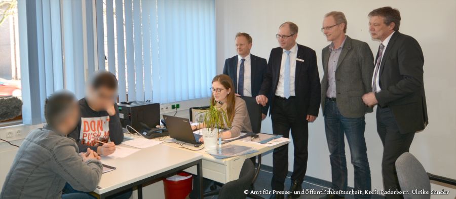 Kreis Paderborn bearbeitet ab sofort Asylanträge vor Ort – von links nach rechts - Volker Mäulen, Leiter der Außenstelle des BAMF in Bielefeld, Landrat Manfred Müller, Gerhard Kruse, Teamleiter der Ausländerbehörde des Kreises Paderborn, und Horst-Hermann Müller, Geschäftsführer des Jobcenters Paderborn, machten sich ein Bild vor Ort. Theresia Hassenevert, vorn im Bild, registriert und befragt die Flüchtlinge. „Hierher kommen Menschen, die auf diesen einen Termin seit Monaten warten“, sagt sie. (Foto: Amt für Presse- und Öffentlichkeitsarbeit, Kreis Paderborn, Ulrike Sander) Kreis Paderborn bearbeitet ab sofort Asylanträge vor Ort – von links nach rechts - Volker Mäulen, Leiter der Außenstelle des BAMF in Bielefeld, Landrat Manfred Müller, Gerhard Kruse, Teamleiter der Ausländerbehörde des Kreises Paderborn, und Horst-Hermann Müller, Geschäftsführer des Jobcenters Paderborn, machten sich ein Bild vor Ort. Theresia Hassenevert, vorn im Bild, registriert und befragt die Flüchtlinge. „Hierher kommen Menschen, die auf diesen einen Termin seit Monaten warten“, sagt sie. (Foto: Amt für Presse- und Öffentlichkeitsarbeit, Kreis Paderborn, Ulrike Sander)