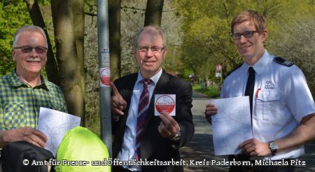 Mehr Sicherheit für Radfahrer: Franz-Josef Fichna, Fahrradbeauftragter für den Kreis Paderborn, Landrat Manfred Müller, Marc Hammerstein, Leiter der Kreisleitstelle, stellen das neue Radroutennotrufsystem für den Kreis Paderborn vor (Foto: Amt für Presse- und Öffentlichkeitsarbeit, Kreis Paderborn, Michaela Pitz)