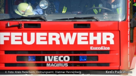 Rund 250 Delegierte und Gäste der Verbandsversammlung des Verbandes der Feuerwehr (VdF) im Kreis Paderborn gratulierten am Samstagnachmittag in der Schlosshalle im Neuhäuser Schlossgarten der Feuerwehr Paderborn zu 150-jährigen Bestehen.  Zufrieden zeigt sich Kreisbrandmeister Stephan Reckhaus, der in Personalunion auch das Amt für Bevölkerungsschutz beim Kreis Paderborn leitet, mit seinen Stellvertretern Tobias Rupprecht und Bernd Lüke mit dem ersten Jahr ihrer gemeinsamen Amtszeit. Zahlreiche Projekte seien in den vergangenen Monaten erfolgreich gestartet worden. Der Verbandstag, so Reckhaus, soll Anstoß sein für frische Ideen, neue Wege und den Mut, auch Bewährtes zu hinterfragen.  Wenn im Kreis Paderborn Hilfe benötigt wird, stehen bei den zehn Feuerwehren (Stand 1. Januar) 3.215 Feuerwehrleute im Ehrenamt bereit. Dazu kommen rund 450 berufliche Kräfte bei der Feuerwehr Paderborn und dem Amt für Bevölkerungsschutz beim Kreis Paderborn. Zahlenmäßig liegt die Feuerwehr Delbrück mit 668 ehrenamtlichen Kräften knapp vor der Paderborner Wehr mit 617 Ehrenamtlichen. Mit 86 Feuerwehrleuten trägt die Feuerwehr Bad Lippspringe zahlenmäßig die rote Laterne.  Den Jugendfeuerwehren gehören kreisweit 629 Mitglieder an, davon sind 130 weiblich. Die drei Kinderfeuerwehren in Altenbeken, Lichtenau und Paderborn für die Altersgruppe sechs bis 10 Jahre haben 75 Mitglieder, etliche Kinder stehen auf der Warteliste. In den sechs musiktreibenden Einheiten (zwei Spielmanns- und vier Musikzüge) musizieren 319 Musikerinnen und Musiker.  Bei der Flughafenfeuerwehr in Büren-Ahden ist für 42 Angehörigen die Zahl der Brand- und Notfalleinsätze sowie der Alarme durch Brandmeldeanlagen deutlich zurückgegangen. Dagegen ist die Zahl der Unterstützungen für mobilitätseingeschränkte Passagiere sprunghaft angestiegen. Beim Defence Fire and Rescue Service, der für den Truppenübungsplatz Senne und die militärischen Liegenschaften zuständig ist, hat eine neue Fahrzeuggeneration Einzug gehalten. Den Anfang machten zwei neue Wildfire Fighting Vehicles auf Unimog-Basis.  Bezirksbrandmeister Elmar Keuter mahnte bei den Bürgern mehr Respekt und Wertschätzung für den Einsatz der Hilfskräfte an. Paderborns Bürgermeister Michael Dreier zeigte sich "dankbar, dass es eine so leistungsstarke Feuerwehr in Paderborn gibt. Landrat Christoph Rüther bedauerte, dass sich immer weniger Menschen finden, die für ihre Mitmenschen eintreten. Worte des Dankes fand auch der Paderborner Bundestagsabgeordnete Carsten Linnemann.  Mit dem Deutschen Feuerwehr-Ehrenkreuz in Gold wurde Jürgen Menke (Feuerwehr Büren) ausgezeichnet. Das Deutsche Feuerwehr-Ehrenkreuz in Silber erhielten Michael Beivers (Feuerwehr Paderborn), Kai Fischer (Feuerwehr Büren), Johannes Grothoff und Klaus Ringkamp (beide Feuerwehr Delbrück). Mit dem Deutschen Feuerwehr-Ehrenkreuz in Bronze wurden Mike Gausemeier (Feuerwehr Delbrück) sowie Manfred Albrecht und Gerhard Wigge (alle Feuerwehr Paderborn) ausgezeichnet.  Die Deutsche Feuerwehr-Ehrenmedaille (für Nicht-Feuerwehrangehörige) wurde Paderborns Bürgermeister Michael Dreier (Paderborn) und Gerhard Meiwes, Vorsitzender des Förderkreises Feuerwehrhaus Delbrück-Westenholz, verliehen. Die Ehrungen nahmen Bezirksbrandmeister Elmar Keuter, Kreisbrandmeister Stephan Reckhaus und Verbandsgeschäftsführer Hubert Halsband vor.