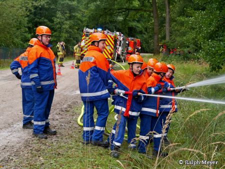 Mit großem Eifer  und viel Wasser bekämpfen die Nachwuchslöscher einen angenommenen Waldbrand. © Ralph Meyer