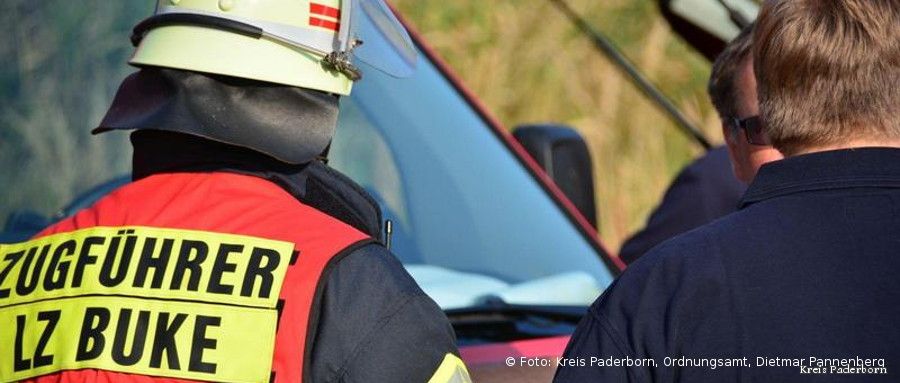 Zugführer der Freiwilligen Feuerwehr bei einer Lagebesprechung