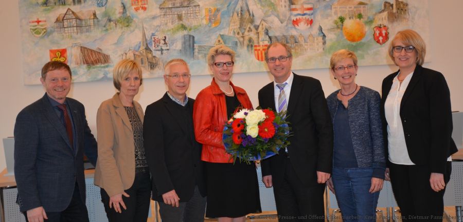 Schulamtsdirektor Torsten Buncher, Schulrätin Ingrid Dreyer, Schulamtsdirektor Hartmut Bondzio, Schulaufsichtsbeamtin Julia Schlüter, Landrat Manfred Müller, Schuldezernentin Bezirksregierung Detmold Rita Berens,  stellvertretende Dezernatsleiterin Annette Mühlenhoff,  bei der Amtseinführung im Paderborner Kreishaus (Foto: Amt für Presse- und Öffentlichkeitsarbeit, Kreis Paderborn, Dietmar Pannenberg) Schulamtsdirektor Torsten Buncher, Schulrätin Ingrid Dreyer, Schulamtsdirektor Hartmut Bondzio, Schulaufsichtsbeamtin Julia Schlüter, Landrat Manfred Müller, Schuldezernentin Bezirksregierung Detmold Rita Berens,  stellvertretende Dezernatsleiterin Annette Mühlenhoff,  bei der Amtseinführung im Paderborner Kreishaus (Foto: Amt für Presse- und Öffentlichkeitsarbeit, Kreis Paderborn, Dietmar Pannenberg)