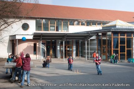 Kinder spielen auf dem Pausenhof der Erich Kästner-Schule