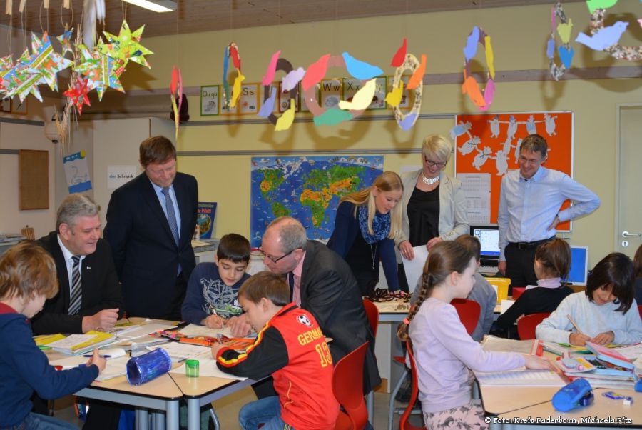 Delbrücks Bürgermeister Werner Peitz, Schulrat Torsten Buncher, Landrat Manfred Müller und Dr. Oliver Vorndran (ganz rechts im Bild) schauen sich Internationale Klasse in der Johannes-Schule Delbrück an. Lehrerin Anna Kordtomeikel(hinten links im Bild) und Schulleiterin Julia Schlüter erläuterten das Lernkonzept (Foto: Kreis Paderborn, Michaela Pitz) Delbrücks Bürgermeister Werner Peitz, Schulrat Torsten Buncher, Landrat Manfred Müller und Dr. Oliver Vorndran (ganz rechts im Bild) schauen sich Internationale Klasse in der Johannes-Schule Delbrück an. Lehrerin Anna Kordtomeikel(hinten links im Bild) und Schulleiterin Julia Schlüter erläuterten das Lernkonzept (Foto: Kreis Paderborn, Michaela Pitz)