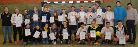 Erfolgreich im Hallenfußball: Die Mannschaften der Lise-Meitner-Realschule Paderborn und der Hauptschule Ostenland.  Hintere Reihe von links: Johannes Tarrach (Fußball- und Leichtathletikverband  Kreis Paderborn), Iris Rüther (Sportlehrerin), Anna-Lena Proff, Merle Alms, Carolin Wiebe, Lara Brockmeier, Antonia Shmakin, Jonas Aydin, Hardy Pamme, Lukas Melber, Adai Cicek, Moses Gökce, Christoph Brockmann (Betreuer) Vordere Reihe von links: Alina Mai, Franziska Hanselle, Johanna Buse, Juliana Fidan, Jana Deipenbrock, Gabriel Okaro-Saliba, Niklas Sprenger, Diyan Atalan, Malte Sonntag, Mathias Hornberger (Ausschuss für den Schulsport im Kreis Paderborn). (Foto: Amt für Presse- und Öffentlichkeitsarbeit, Kreis Paderborn, Anna-Sophie Schindler)