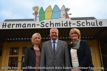 Leitet seit August die Hermann-Schmidt-Schule im Paderborner Stadtteil Schloß Neuhaus: Thomas Jujka (Mitte). Schulrätin Ingrid Dreyer  (links) und Annette Mühlenhoff (rechts), stellvertretende Dezernatsleitung im Schulbereich, führten ihn in sein Amt ein. (Foto: Amt für Presse- und Öffentlichkeitsarbeit, Kreis Paderborn, Dietmar Pannenberg) 