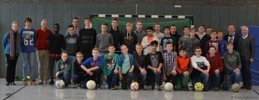 Dürfen als Schiedsrichter auf dem Platz pfeifen: 34 Schüler und eine Schülerin  aus verschiedenen Schulen aus dem Kreis Paderborn haben elf Wochen lang einen Schiedsrichterlehrgang besucht und nun ihre Lizenz erhalten. (Foto: Kreis Paderborn)