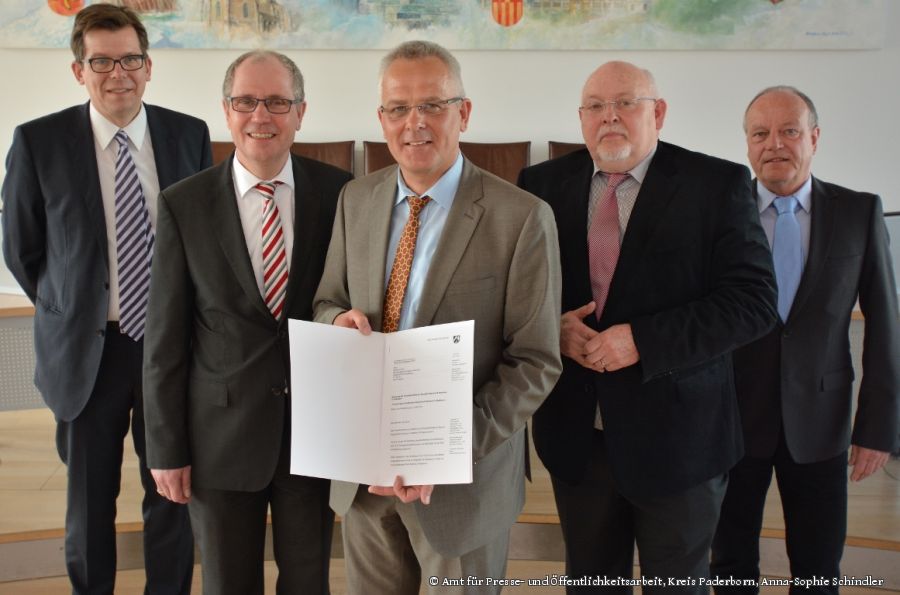  Matthias Groß (3. Von links) wurde von Landrat Manfred Müller (2. Von links) in das Amt des Schulleiters des Berufskollegs Schloß Neuhaus eingeführt. Norbert Damke (Stellvertretende Schulleiter des Berufskollegs Schloß Neuhaus, links), Jochen Bödeker (Leitender Regierungsschuldirektor, 2. Von rechts), Walter Rövekamp (Leiter des Amtes für Schule, rechts) wünschten Groß viel Erfolg bei seinen neuen Aufgaben. (Foto:  Amt für Presse- und Öffentlichkeitsarbeit, Kreis Paderborn, Anna-Sophie Schindler )