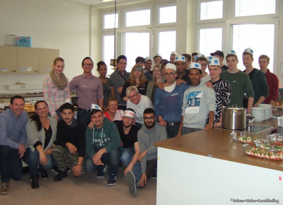 Es ist angerichtet. Mit den Klassen INK51 und GIT51 freuen sich Klassenlehrer Christian Rörig und Kollegin Nicole Guihur-Montalban (1. Reihe von links), Schüler Melvin Jedermann (1. Reihe 2. v.r.), Schulsozialarbeiter Tim Burkamp (2. Reihe 2. v.l.) sowie die Lehrerinnen Olivia Pavlik (2. Reihe 3. v.l.) und Mechthild Alpmann (2. Reihe 4. v.l.). (Foto: Helene-Weber-Berufskolleg) Es ist angerichtet. Mit den Klassen INK51 und GIT51 freuen sich Klassenlehrer Christian Rörig und Kollegin Nicole Guihur-Montalban (1. Reihe von links), Schüler Melvin Jedermann (1. Reihe 2. v.r.), Schulsozialarbeiter Tim Burkamp (2. Reihe 2. v.l.) sowie die Lehrerinnen Olivia Pavlik (2. Reihe 3. v.l.) und Mechthild Alpmann (2. Reihe 4. v.l.). (Foto: Helene-Weber-Berufskolleg)