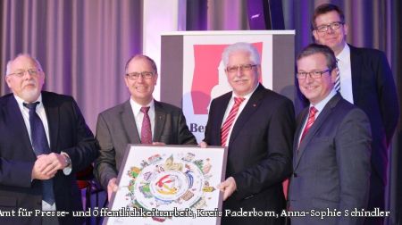 Bildunterzeile KPB 3300.jpg: Oberstudiendirektor Helmut Westermilies (3. von links) leitete 15 Jahre das Berufskolleg Schloß Neuhaus und schrieb dabei Erfolgsgeschichte. Der Leitende Regierungsschuldirektor Jochen Bödeker (links), Landrat Manfred Müller (2. von links), Paderborns Bürgermeister Michael Dreier (4. Von links) und der stellvertretende Schulleiter Studiendirektor Norbert Damke (rechts) verabschiedeten Westermilies feierlich in den Ruhestand. (Foto: Amt für Presse- und Öffentlichkeitsarbeit, Kreis Paderborn, Anna-Sophie Schindler)  