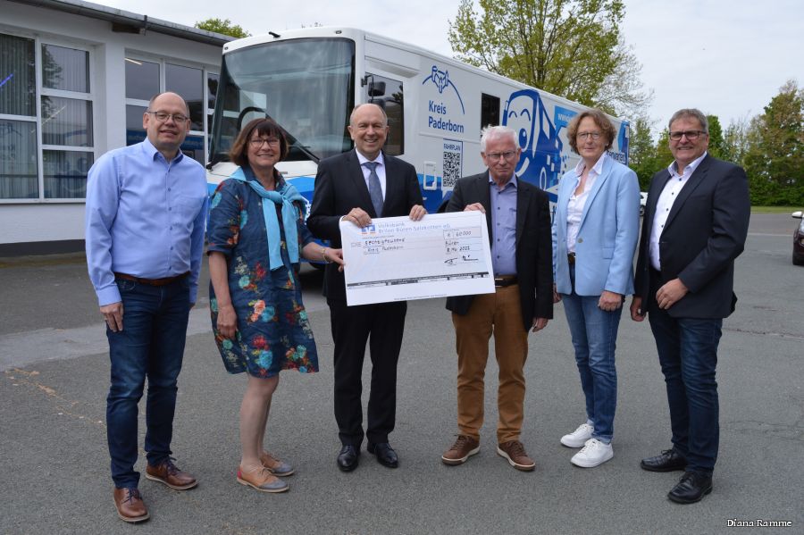 Kein Bus ohne die Unterstützung des Fördervereins – (v.l.) Kassierer Stefan Stachowiak, 2. Vorsitzende Martina Wolf-Sedlatschek, Landrat Christoph Rüther, 1. Vorsitzender Friedhelm Hüwel, Schriftführerin Marita Bültmann und Geschäftsführer des Vereins Heinz-Josef Struckmeier