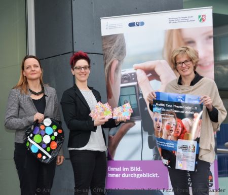 (von links nach rechts) Susanne Kirchner (Kulturrucksackkoordinatorin Stadt Paderborn, Diana Ramme (Kultursackkoordinatorin Kreis Paderborn) und Kulturamtsleiterin Kirsten John-Stucke öffnen den Kulturrucksack mit vielen Angeboten für Kinder und Jugendliche (Foto: Amt für Presse- und Öffentlichkeitsarbeit, Kreis Paderborn, Ulrike Sander)