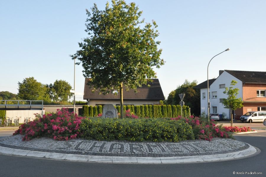 Gut angelegt im Golddorf Scharmede: Gelder aus dem vorherigen Wettbewerb flossen in den Kreisel in der Bahnhofstraße (Foto: Kreis Paderborn)