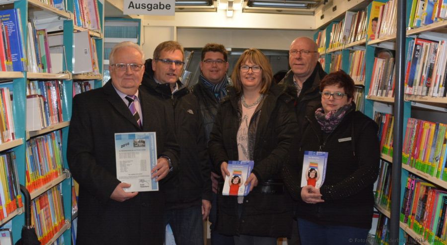 Auf dem Foto von rechts nach links: Stellvertretende Landrat des Kreises Paderborn, Vinzenz Heggen, Stellvertretender Kulturamtsleiter Heinz-Josef Struckmeier, Andy Schulte, Lisa Meschede, Lothar Mäcker und Carolin Voss (Foto: Kreis Paderborn, Ulrike Sander)