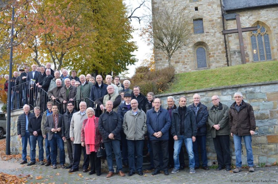 Die Geschichte ihrer Heimat liegt ihnen am Herzen: Rund 50 Heimatpfleger und Ortschronisten aus dem Kreis Paderborn tauschten sich bei der Herbsttagung aus. Mit dabei waren Bürgermeister Burkhardt Schwuchow (unten im Bild, vierter von links), neben ihm Kreisheimatpfleger Michael Pavlicic und Heimatpfleger Vinzenz Heggen, Kulturdezernent Ingo Tieman (nahezu mittig im Bild, auf der Treppe, dunkelblaue Jacke). Es fehlt Landrat Manfred Müller. (Foto: Kulturamt, Kreis Paderborn)  