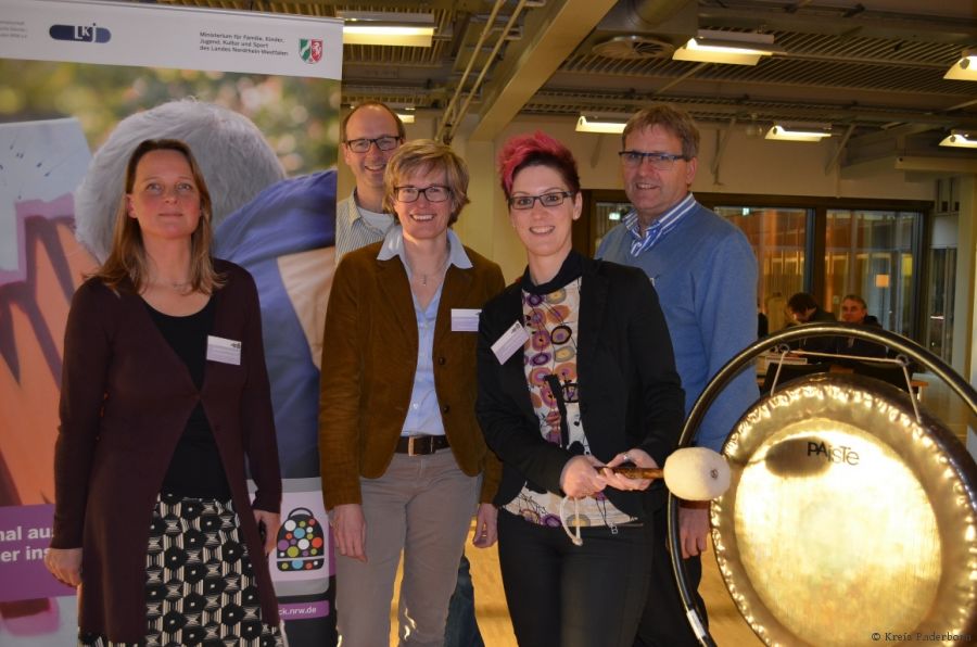 Wollen den Kulturrucksack mit neuen Ideen füllen: Susanne Kirchner, Kulturrucksackorganisatorin bei der Stadt Paderborn, Christoph Gockel-Böhner, Kulturamtsleiter Stadt Paderborn, Kirsten John-Stucke, Kulturamtsleiterin Kreis Paderborn, Diana Ramme, Kulturrucksackorganisatorin beim Kreis Paderborn, Heinz-Josef Struckmeier, stellv. Kulturamtsleiter des Kreises Paderborn bei der Auftaktveranstaltung im Heinz Nixdorf MuseumsForum (Foto: Kreis Paderborn)