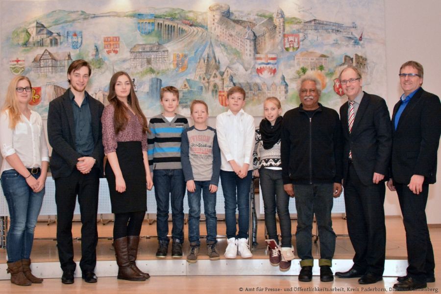 Landrat Manfred Müller dankte im Paderborner Kreishaus den Preisträgern der Kreismusikschule Paderborn – von links nach rechts - Romana Papenkordt (Organisatorin des Wettbewerbs in Paderborn), Moritz Johannes Mey (Bielefeld), Gesangspartner von Johanna Götz, Johanna Götz (Büren), Jan Kreker (Salzkotten), Philipp Alfermann (Delbrück-Lippling), Lukas Deeke (Büren-Wewelsburg), Melinda Maiwald (Büren-Wewelsburg), René Madrid (Musiklehrer an der Kreismusikschule Paderborn). Landrat Manfred Müller, Heinz-Josef Struckmeier (Leiter der Kreismusikschule Paderborn). Es fehlt Anne Reimer, Gesangslehrerin der Preisträgerin Johanna Götz (Foto: Amt für Presse- und Öffentlichkeitsarbeit, Kreis Paderborn, Dietmar Pannenberg) Landrat Manfred Müller dankte im Paderborner Kreishaus den Preisträgern der Kreismusikschule Paderborn – von links nach rechts - Romana Papenkordt (Organisatorin des Wettbewerbs in Paderborn), Moritz Johannes Mey (Bielefeld), Gesangspartner von Johanna Götz, Johanna Götz (Büren), Jan Kreker (Salzkotten), Philipp Alfermann (Delbrück-Lippling), Lukas Deeke (Büren-Wewelsburg), Melinda Maiwald (Büren-Wewelsburg), René Madrid (Musiklehrer an der Kreismusikschule Paderborn). Landrat Manfred Müller, Heinz-Josef Struckmeier (Leiter der Kreismusikschule Paderborn). Es fehlt Anne Reimer, Gesangslehrerin der Preisträgerin Johanna Götz (Foto: Amt für Presse- und Öffentlichkeitsarbeit, Kreis Paderborn, Dietmar Pannenberg)